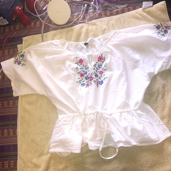 Beautiful blouse - Picture 4 of 8